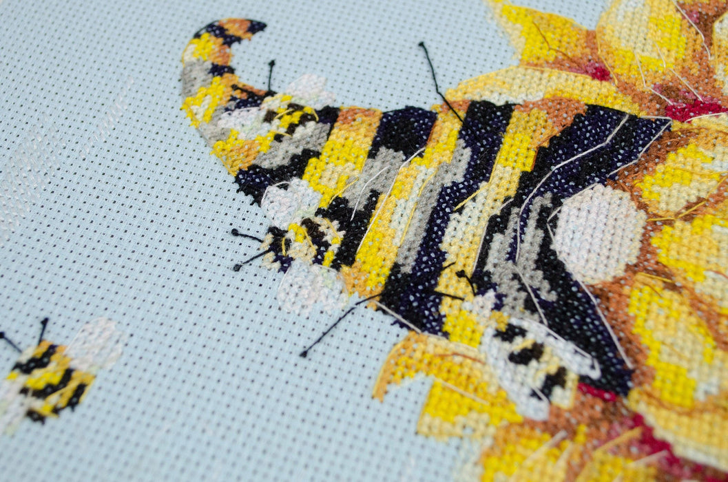 Counted Cross-stitch kit - Beekeeper AH-184